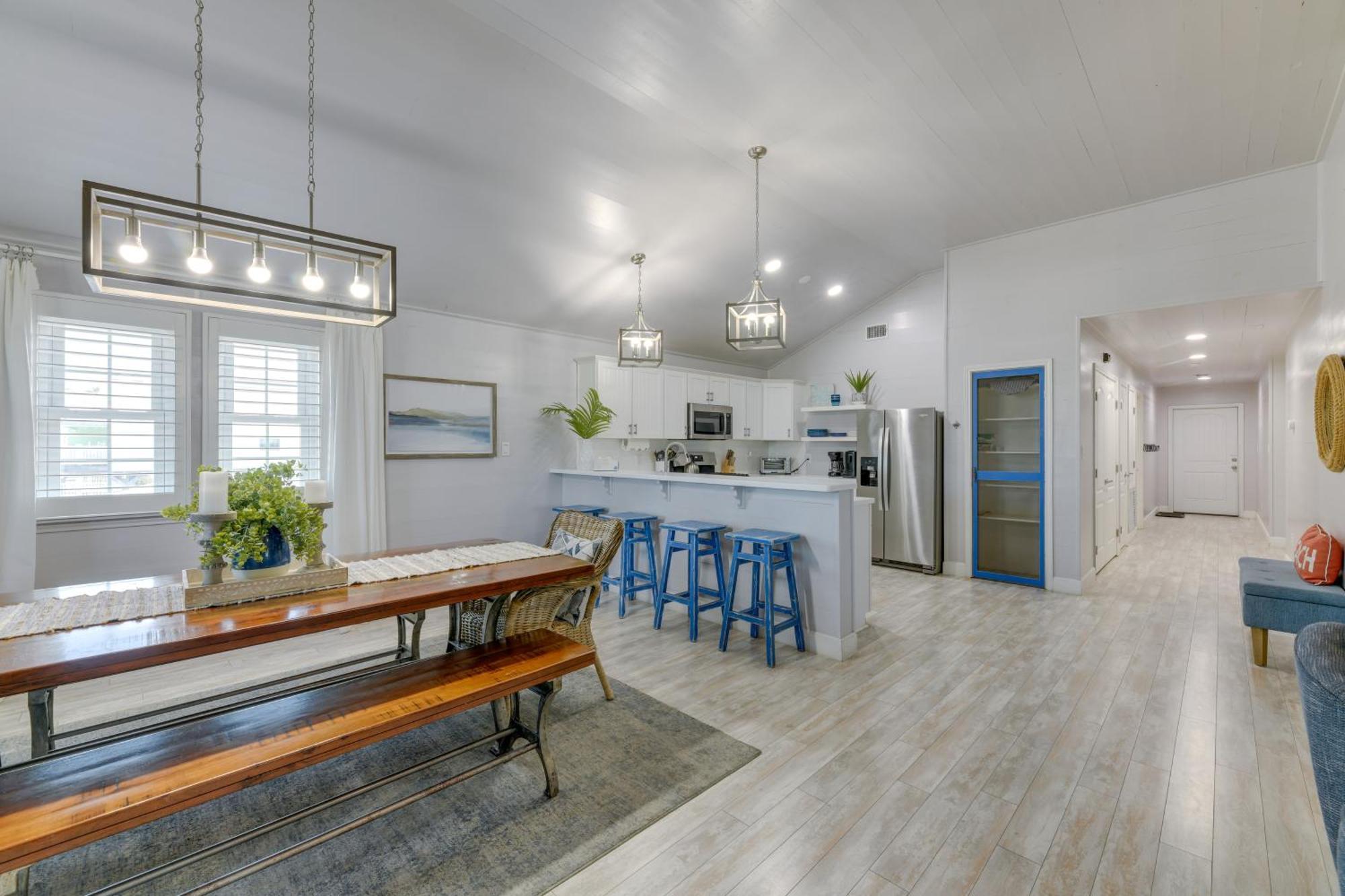 Trendy Port Aransas Home With Private Pool And Deck! Exterior photo